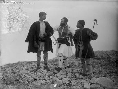 Grèce - Parnasse, sommet, Weber entre 2 bergers (Ελλάδα - Παρνασσός, κορυφή, ο Weber ανάμεσα σε 2 βοσκούς)