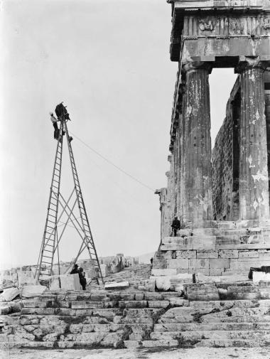 Parthenon, Fred Boissonnas sur l’ echelle vers l’ angle NO (Παρθενώνας, ο Fred Boissonnas πάνω στη σκάλα προς την βορειοδυτική γωνία)