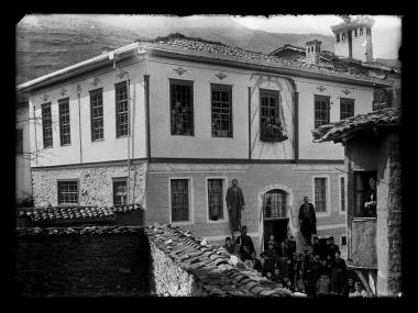 Κοινωνική εκδήλωση (εγκαίνια) στο νεόκτιστο σπίτι του Διαμαντή Βαενά στο χωριό Γκορέντση (σημ. Κορησό)
