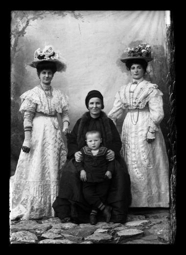 Τα εντυπωσιακά σύγχρονα ευρωπαϊκά φορέματα πλάι στην παραδοσιακή ενδυμασία της Καστοριάς