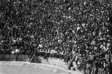 Το αρχαίο θέατρο των Δελφών κατάμεστο κατά τις Δεύτερες Δελφικές Εορτές, 1930