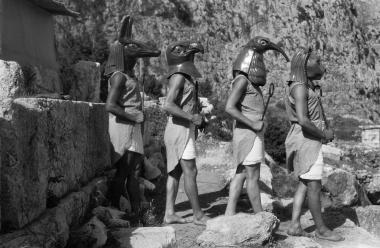 Οι ακόλουθοι του Κήρυκα από την παράσταση Αισχύλου Ικέτιδες ποζάρουν στο αρχαίο θέατρο των Δελφών, Δεύτερες Δελφικές Εορτές, 1930