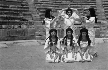 Μέλη του χορού των Ικετίδων ποζάρουν στο αρχαίο θέατρο των Δελφών, Δεύτερες Δελφικές Εορτές, 1930