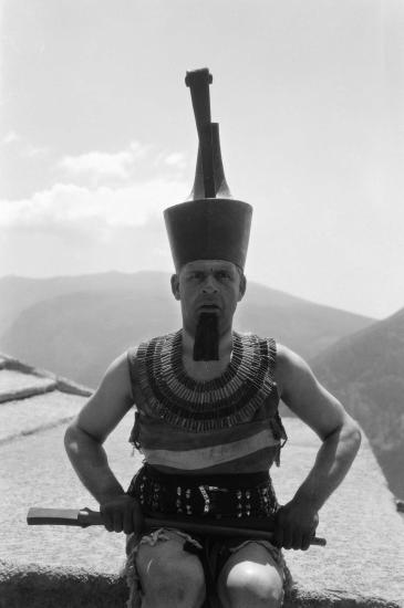 Ο Κήρυκας (Ιωάννης Αυλωνίτης) από την παράσταση Αισχύλου Ικέτιδες ποζάρει στο αρχαίο θέατρο των Δελφών, Δεύτερες Δελφικές Εορτές, 1930