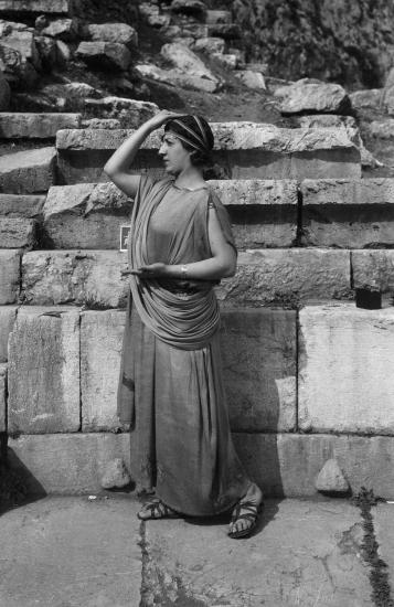 Μέλος του χορού των Ωκεανίδων ποζάρει στο αρχαίο θέατρο των Δελφών, Δεύτερες Δελφικές Εορτές, 1930