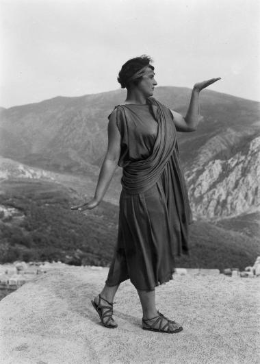 Μέλος του χορού των Ωκεανίδων με φόντο το δελφικό τοπίο, Δεύτερες Δελφικές Εορτές, 1930