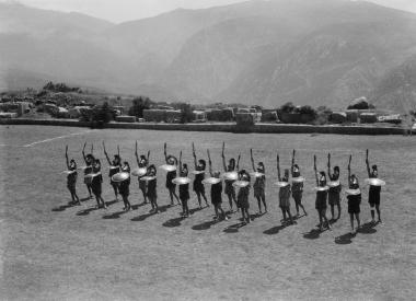 Μέλη του πυρρίχιου χορού ποζάρουν στο αρχαίο στάδιο των Δελφών, Δεύτερες Δελφικές Εορτές, 1930