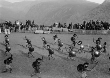 Μέλη του πυρρίχιου χορού ποζάρουν στο αρχαίο στάδιο των Δελφών, Δεύτερες Δελφικές Εορτές, 1930