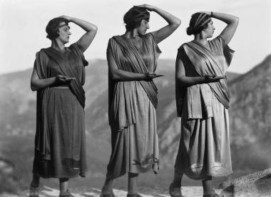 Μέλη του χορού των Ωκεανίδων ποζάρουν στο αρχαίο θέατρο των Δελφών, Δεύτερες Δελφικές Εορτές, 1930