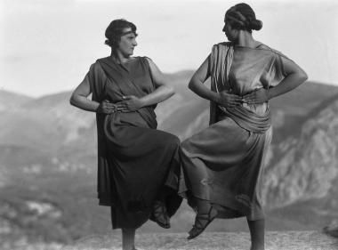 Μέλη του χορού των Ωκεανίδων με φόντο το δελφικό τοπίο, Δεύτερες Δελφικές Εορτές, 1930