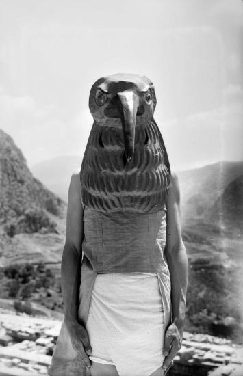 Ακόλουθος του Κήρυκα από την παράσταση Αισχύλου Ικέτιδες ποζάρει στο αρχαίο θέατρο των Δελφών, Δεύτερες Δελφικές Εορτές, 1930