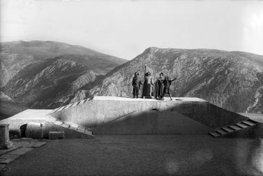 Κράτος, Προμηθέας, Βία και Ήφαιστος ποζάρουν στο αρχαίο θέατρο των Δελφών, Δεύτερες Δελφικές Εορτές, 1930