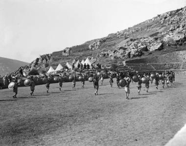 Μέλη του πυρρίχιου χορού στο αρχαίο στάδιο των Δελφών, Δεύτερες Δελφικές Εορτές, 1930