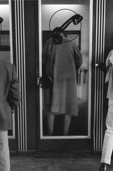 Γυναίκα σε τηλεφωνικό θάλαμο