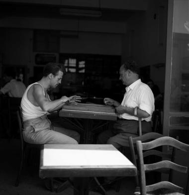 Τάβλι σε καφενείο της πόλης