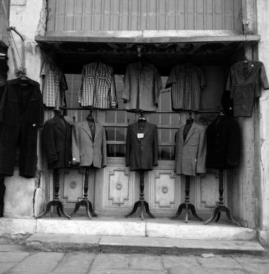 Ενδύματα προς πώληση σε πεζοδρόμιο της πόλης