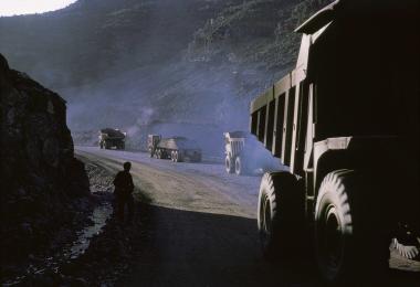 Σκηνή εργασίας. Πομπή τροχοφόρων οχημάτων εν κινήσει