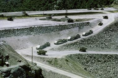 Σκηνή εργασίας. Πομπή βαρέων οχημάτων στην περιοχή των Κρεμαστών