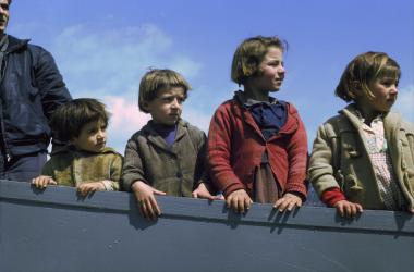 Στιγμιότυπο.Τέσσερα παιδιά σε φέρι