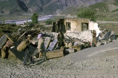 Στιγμιότυπο. Εγκατάλειψη γκρεμισμένων σπιτιών κατά την υποχρεωτική μετεγκατάσταση του πληθυσμού