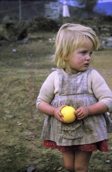 Στιγμιότυπο. Μικρό κορίτσι στην περιοχή των Κρεμαστών