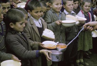 Στιγμιότυπο. Πλήθος παιδιών σε συσσίτιο