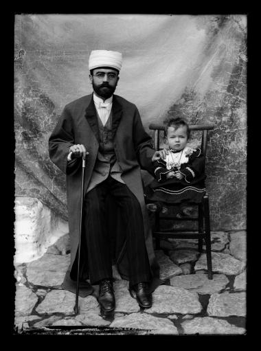 Πορτραίτο. Ο μουφτής της Καστοριάς με την κόρη του