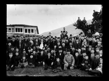 Ομαδικό πορτραίτο κατοίκων του χωριού Γκορέντσι σε τελετή γάμου