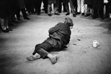 Μεθυσμένος έξω από μπυραρία στον Κεντρικό Σιδηροδρομικό Σταθμό, 1971