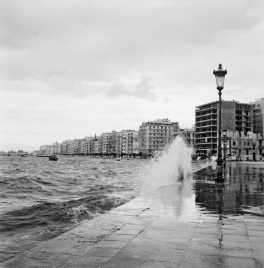 Αστικό τοπίο. Φουρτουνιασμένη θάλασσα στην παλιά παραλία της Θεσσαλονίκης
