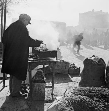 Στιγμιότυπο δρόμου. Πλανόδιος μικροπωλητής