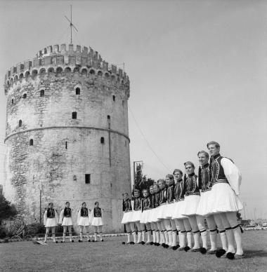Στιγμιότυπο με τσολιάδες μπροστά στο Λευκό Πύργο