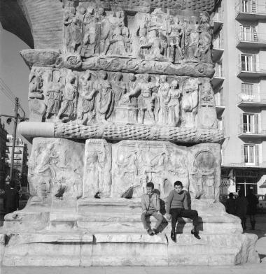 Στιγμιότυπο με παιδιά στην Αψίδα του Γαλερίου