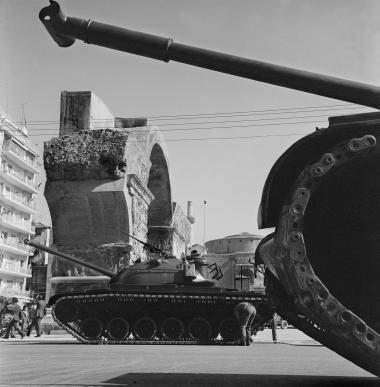 Στιγμιότυπο στην οδό Εγνατία. Στρατιωτική παρέλαση μπροστά από την Αψίδα του Γαλερίου