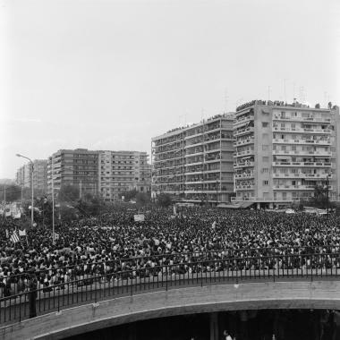 Στιγμιότυπο. Πλήθος κόσμου στην υποδοχή του Κωνσταντίνου Καραμανλή στο ξενοδοχείο Μακεδονία Παλλάς