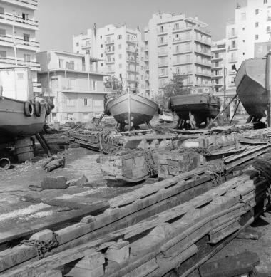 Όψη ναυπηγείου με φόντο το αστικό τοπίο