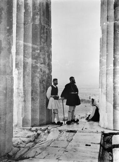 Grèce - Athènes, Parthénon, indigènes sous le portique Ouest (Ελλάδα - Αθήνα, Παρθενώνας, ιθαγενείς στο δυτικό προστώο)