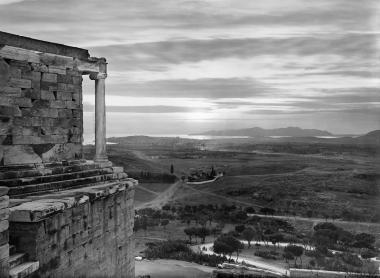 Grèce - Athènes, Temple d’ Athéna Nikè et Salamine du haut des Propylées au soleil couchant (Ελλάδα - Αθήνα, Ναός Αθηνάς Νίκης και Σαλαμίνα από την κορυφή των Προπυλαίων στη δύση του ήλιου)
