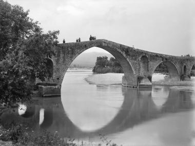 Grèce - Arta, le grand pont sur l’ Inachus (Ελλάδα - Άρτα, η μεγάλη γεφυρα στον Ίναχο)