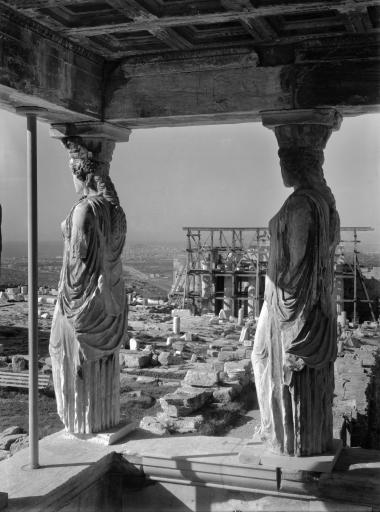 Grèce – Attique – Athènes, Acropole – Érechthéion, deux caryatides de dos (Ελλάδα - Αττική - Αθήνα, Ακρόπολη - Ερέχθειο, δυο Καρυάτιδες από πίσω)