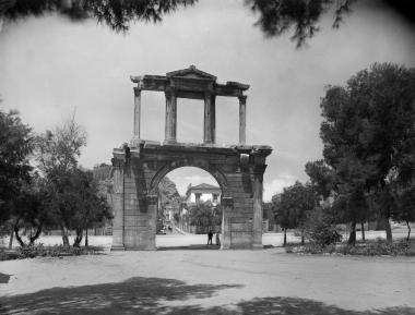 Grèce - Athènes, Arc d’Hadrien et rue Lysicrate, 9 VII 1919 (Ελλάδα - Αθήνα, Αψίδα του Αδριανού και οδός Λυσικράτους, 9 Ιουλίου 1919)