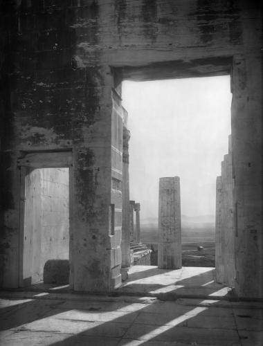 Grèce - Athènes, Acropole d’Athènes, Propylées, 2 portes S. et vue sur Salamine, 22 V 1919 (Ελλάδα - Αθήνα, Ακρόπολη των Αθηνών, Προπύλαια, 2 πύλες Νότια και θέα προς τη Σαλαμίνα, 22 Μαΐου 1919)