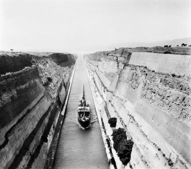 Grèce - le Canal de Corinthe vu du pont (Ελλάδα - Αθήνα, η Διώρυγα της Κορίνθου ιδωμένη από γέφυρα)