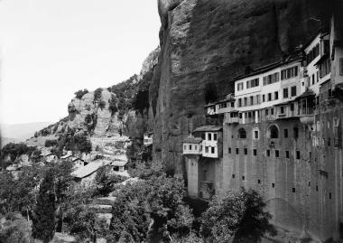 Grèce – Mégaspiléon, le Couvent vue de la terrasse (Ελλάδα - Μέγα Σπήλαιο, η μονή ιδωμένη από τον εξώστη)