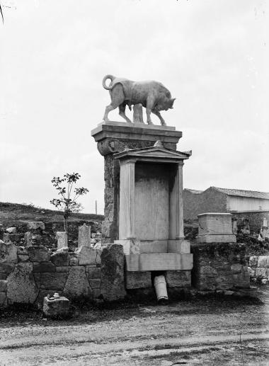 Grèce - Athènes (2 mat, 3 cello), Athènes au Céramique, le taureau (Ελλάδα - Αθήνα, Αθήνα στον Κεραμεικό, ο ταύρος)