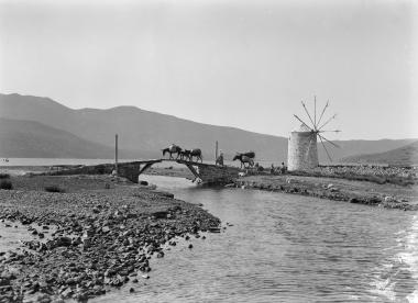 Crète - Spinalonga, caravane passant le pont , 20 VI 20 (Κρήτη - Σπιναλόγκα, καραβάνι που περνά τη γέφυρα, 20 Ιουνίου 1920)