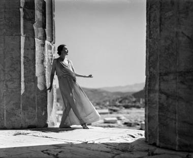 Η Γαλλίδα χορεύτρια Laura Dalzell στην Ακρόπολη, 1935
