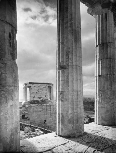 Ο ναός της Αθηνάς Νίκης από τα Προπύλαια, 1930-35