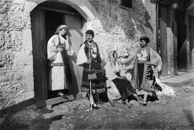 Αθηναίες που παρευρέθηκαν στις Δεύτερες Δελφικές Εορτές, ντυμένες με διάφορα ενδυματολογικά σύνολα, περισσότερο ή λιγότερο πιστά στις κατά τόπους ενδυματολογικές παραδόσεις της Ελλάδας, Δελφοί 1930