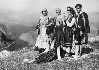 Γυναίκες με παραδοσιακές ενδυμασίες και άνδρας με κρητική ενδυμασία, Δελφοί 1930